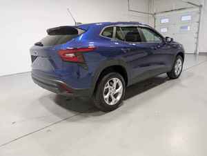 Usado, 2024 T r a x LS FWD, motor turbo de 1.2L y 3 cilindros (137 hp, 162 lb ft de torque) con transmisión automática de 6 velocidades - Product Image 3