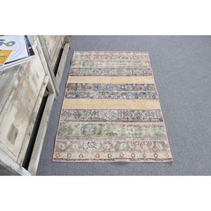 Tapis turc vintage, tapis de 2,8 x 4,3 pieds, tapis en laine à bordures jaunes et roses - Product Image 3