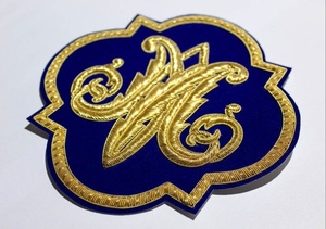Emblème d'église liturgique mariale brodé à la main pour vêtements cousus sur velours bleu marine - Product Image 3