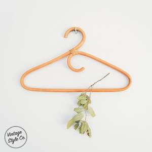 Cintre pour vêtements d'enfants en rotin écologique avec design à crochet - Product Image 2