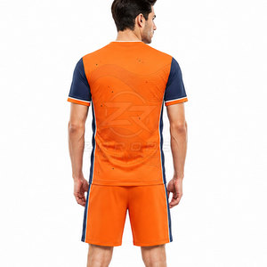 Ensemble d'uniformes de football pour hommes respirants et légers, design personnalisé, maillot et short à séchage rapide pour les jeux en plein air, les entraînements et les compétitions - Product Image 4