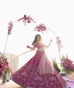Lehenga Choli en soie flammée de style indien pakistanais avec paillettes Dori et fil de travail comprenant un filet Dupatta pour les vêtements de mariage - Product Image 1