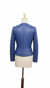 Veste courte tendance pour femme - Véritable cuir de mouton fini et teint uni, imperméable - Product Image 3