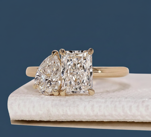 Bague de fiançailles Toi et Moi en diamant de laboratoire 1,55 carat, taille poire radiant, VVS2, certifiée IGI, plaqué rhodium or jaune, vente en gros - Product Image 1