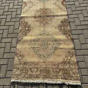 Alfombra Vintage de 3.3x24.3 pies, Alfombra Turca, Alfombra de Lana Abstracta Marrón y Verde - Product Image 3