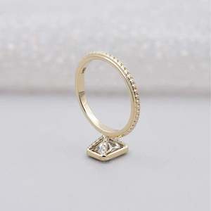 Bague de fiançailles gravée à la main avec diamant taille radiant serti clos et halo caché, certifiée IGI - Product Image 5