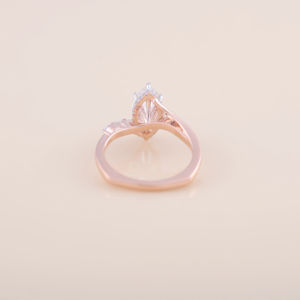 Bague de fiançailles avec diamant de laboratoire taille marquise de 1,30 carat |   Bague en argent sterling 925 massif, sertie de pierres, à tige fendue, certifiée IGI - Product Image 4