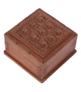 Joyero tallado a mano de madera de nogal con motivos florales en la parte superior 4x4 pulgadas hecho a mano de madera Ideas de regalo únicas para hombres y mujeres - Product Image 1