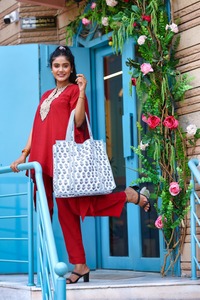 Main Bloc Imprimé Coton Sac Fourre-Tout Matelassé Réutilisable Écologique Grande Capacité Femmes Bleu Floral Design - Product Image 2