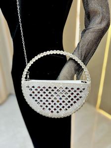 กระเป๋าคลัทช์ทรงกลมวิบวับสำหรับผู้หญิง กระเป๋าสะพายไหล่แบบมีสายโซ่สีเงิน กระเป๋าถือสำหรับงานแต่งงาน งานปาร์ตี้ กระเป๋าครึ่งวงกลมประดับเพชร - Product Image 3