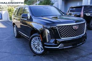 Cadillac Escalade 2026, SUV de luxe à propulsion arrière, intérieur clair, sièges en cuir, moteur 4L essence/électrique avec caméra arrière - Product Image 3