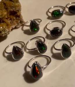 Bague élégante ovale en opale noire en argent 92.5 Artisan fait à la main Pierre de naissance Bijoux élégants - Product Image 4