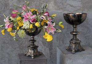 Cuenco de flores decorativo de Metal de lujo con Base de trabajo en relieve elegante Cuenco de flores de Decoración de mesa de alta calidad a la venta - Product Image 5