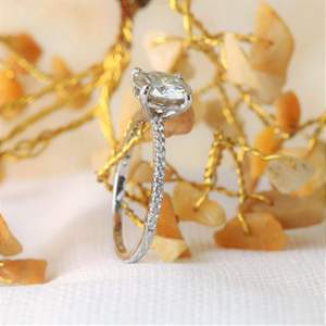 แหวนหมั้นแฟนซีเพชรทรงกลมสำหรับเธอ - Product Image 2