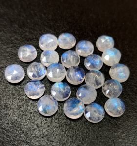 มูนสโตนสีรุ้งธรรมชาติ ทรงกลมเจียระไนแบบโรสคัท 5 มม. คุณภาพดี มีประกายสีฟ้าสวยงาม - Product Image 2