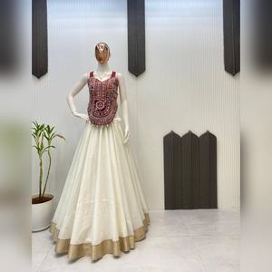 Lehenga Choli de Diseño para Fiesta, Bordado Nupcial Pesado con Espejo, Listo para Enviar, Indio, para Mujer, Boda - Product Image 1