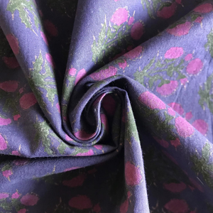 Tissu en coton imprimé à la main avec des motifs floraux bleu indigo et rose, design traditionnel Buti - Product Image 1