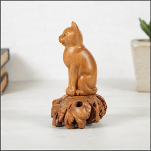 Figurine de chat sculptée à la main en bois sur base en bois naturel, sculpture animale traditionnelle pour décoration de table - Product Image 5