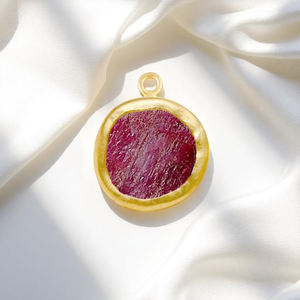 Pendentif à breloque en argent sterling 925 de 12 mm avec pierre de naissance en rubis brut pour la fabrication de bijoux d'inspiration chrétienne-Vente en gros disponible - Product Image 1