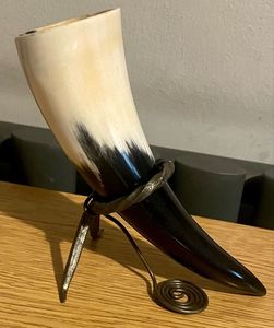CORNE À BOIRE MEILLEURE VENTE AVEC SUPPORT ET BOIRE Corne à boire de bière Viking Véritable accents de maison sculptés pour Noël - Product Image 1