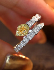 Anillo de serpiente de oro blanco de 18 quilates con cabeza de diamante amarillo, joyería de racimo personalizada para mujer, anillo de racimo de diamante amarillo a la moda - Product Image 1