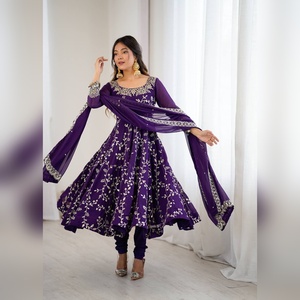 Vestido Anarkali de Diseño con Bordado de Lentejuelas en Georgette Sintética, con Churidar y Dupatta de Encaje para Eventos Étnicos de Primera Calidad - Product Image 5