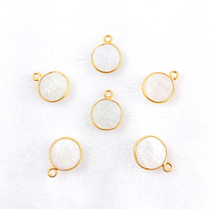 Piedra lunar del arco iris tamaño 10mm flor forma redonda de oro de Plata de Ley 925 bisel encanto colgante de plata colgante - Product Image 1