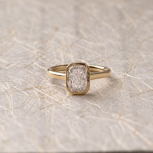 Elegante anillo de compromiso de moissanita radiante de hielo triturado de 3,31 quilates con ajuste de bisel y banda de catedral delgada perfecta para regalo - Product Image 1