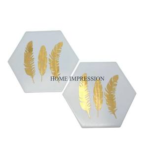 Diseño de hoja Posavasos de metal dorado Forma hexagonal Mesa de mármol blanco Colocaciones de comedor para el hogar Posavasos de calidad de lujo Recién llegado - Product Image 1