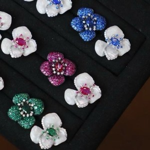 Pendientes de Trébol Modernos y Exclusivos, Plata de Ley 925 con Circonita, Joyería de Lujo para Regalo Unisex - Product Image 3