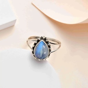 Bague de luxe en pierre de lune arc-en-ciel de qualité supérieure Bague en argent sterling fabriquée à la main pour les mariages disponible au meilleur prix - Product Image 1