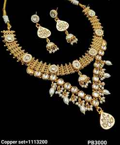 Forme ovale belle Kundan à deux couches et perle cloutée balancent bijoux de mariage en cuivre plaqué or avec boucle d'oreille Jhumkhi femmes - Product Image 2