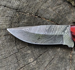 Couteau de camping à lame en acier damassé personnalisable Couteau de chasse Skinner fait à la main avec manche en bois Support extérieur OEM. - Product Image 3