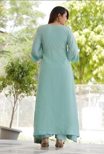 Hermoso conjunto de pantalones Kurti largos acampanados de corte frontal de diseñador indio para mujer, pantalón Kurti de rayón estampado bordado, ropa informal - Product Image 2