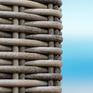 Chaise longue de patio d'extérieur en gris avec rotin synthétique-Fara - Product Image 3