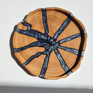 Plateau de service en bois naturel avec motif texturé beige clair Georgios semble être conçu pour servir des collations ou organiser - Product Image 4