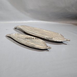 Plateau décoratif ovale incurvé en or, en forme de bateau, pièce maîtresse pour la décoration de table, pour présenter des friandises et ajouter du luxe à votre espace - Product Image 5