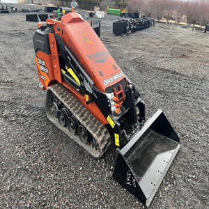 Chargeuse compacte Ditch Witch SK800 la plus vendue - Product Image 1