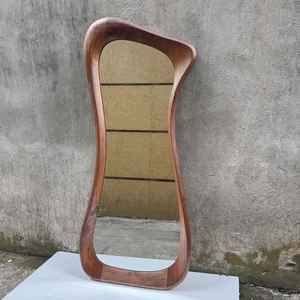 Espejo de Pared Compacto y Ligero de Madera Estilo Art Deco Hecho a Mano por KALATRI, Diseño Irregular, Ecológico, para Dormitorio o Sala de Estar - Product Image 1