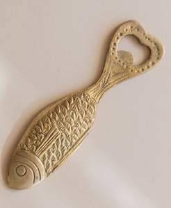 Grand ouvre-bouteille durable en fonte avec style antique parfait pour les fêtes en plein air, les restaurants et les intérieurs de ferme - Product Image 1