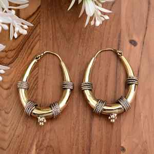 Boucles d'oreilles bohème faites à la main en laiton doré, boucles d'oreilles en or Boho Chic, touche de fantaisie, boucles d'oreilles en or prêtes pour les cadeaux. - Product Image 1