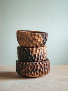 Bol en bois rond moderne en bois de manguier fabriqué à la main pour servir une salade de fruits ou un plateau en bois à usage décoratif pour la décoration de la cuisine - Product Image 5