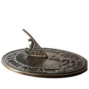 Reloj Solar de Jardín de Metal Grabado con Diseño Antiguo, Regalo de Aniversario o Boda - Product Image 2