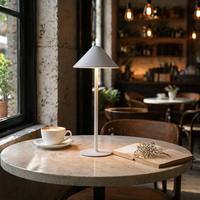 Lampe de table sans fil rechargeable noire à intensité variable en continu LED en fer alimentée par batterie USB-C pour restaurant, hôtel, chevet, chambre à coucher