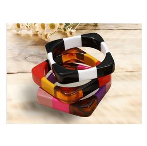 Bracelets élégants en résine solide, imperméables et personnalisables pour femmes, bijoux tendance, finition durable pour les occasions décontractées et les fêtes - Product Image 1