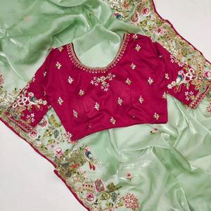 Sari de Organza Verde Pastel con Bordado Floral, Tejido y Diseño de Pallu Pesado con Piezas de Blusa con el Mismo Borde - Product Image 1