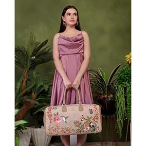 Bolsa de Viaje de Piel Vegana Bordada con Cierre de Cremallera, Color Beige, Ecológica, para Fin de Semana, Gimnasio y Actividades al Aire Libre - Product Image 4