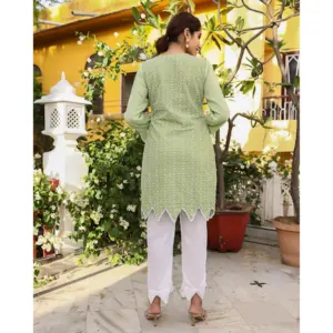 Nouvelle tenue de soirée de créateur en coton, broderie chikankari, kurta et pantalon entièrement cousus avec dentelle crochet - Product Image 2