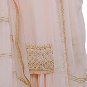 Ensemble Sharara en soie pêche avec détail de travail à la main tenue de fête ethnique élégante pour femmes pour les célébrations de mariage - Product Image 4