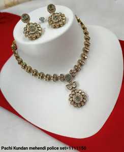 Fleur indienne élégante traditionnelle et à la mode ton or lourd Kundan perle collier ras du cou boucle d'oreille ensemble avec pour les femmes et les filles - Product Image 5